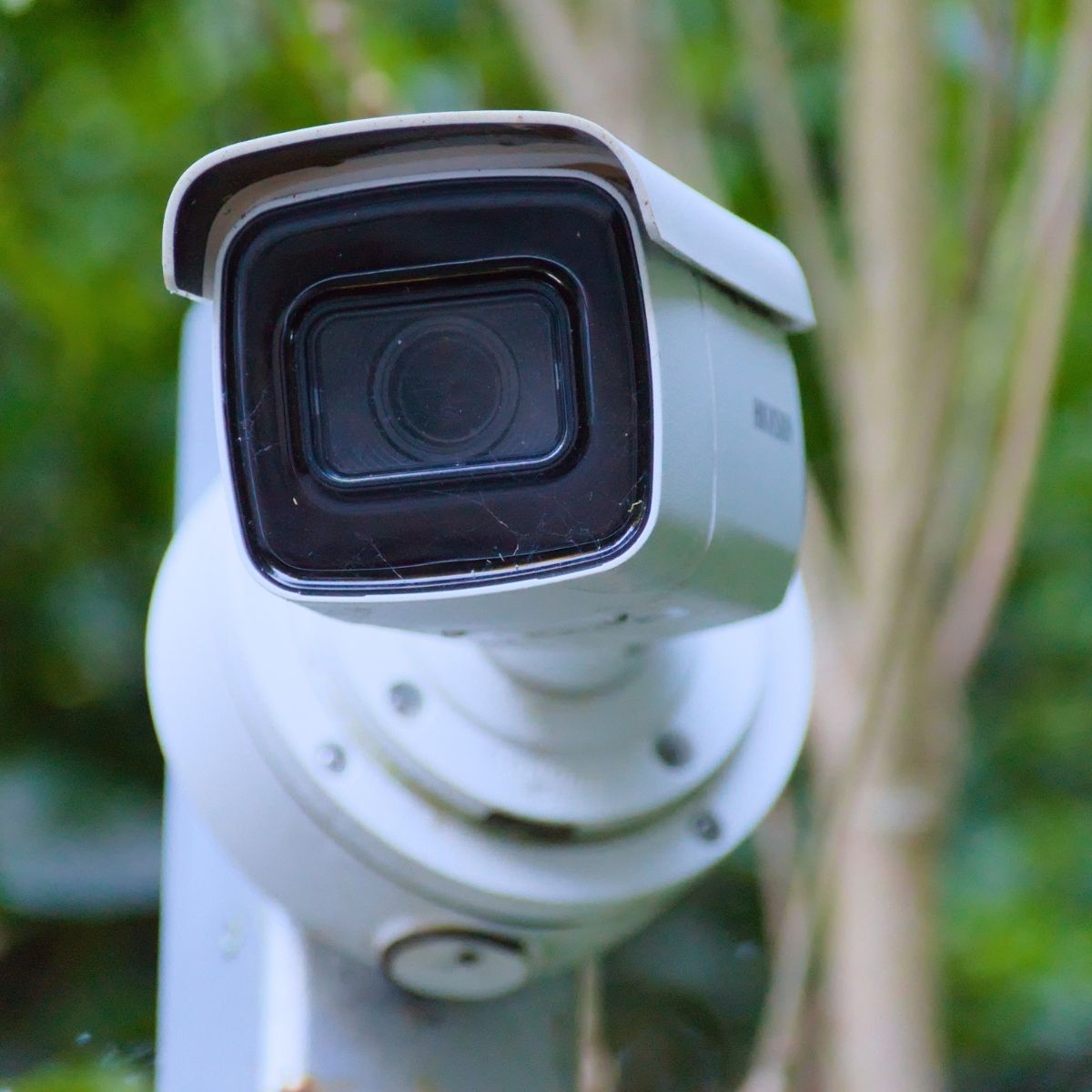 Caméra de vidéosurveillance utilisée par les agents de sécurité privée pour surveiller un site Caméra de vidéosurveillance moderne, exemple de technologie utilisée dans le secteur de la sécurité privée.